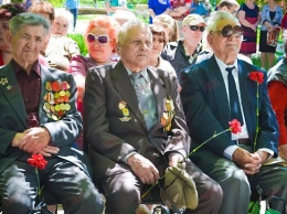 В микрорайонах Бердянска отмечают День Победы и День памяти и примирения (обновляется)