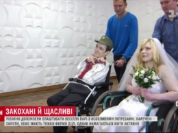 Небезразличные украинцы помогли особенной влюбленной паре сыграть свадьбу (ВИДЕО)