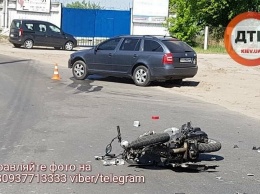 В Киеве водитель скутера после ДТП попал в реанимацию, оставив часть мозга на дороге
