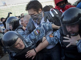 В Москве полиция применила силу к задержанной, во время протестов на Болотной площади