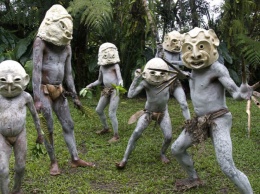 Фотограф показал танцы «грязевых людей»