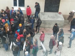 В РФ на студентах отрабатывали технику разгона демонстрантов. Очень правдоподобно, особенно листовки
