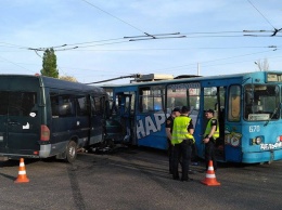 На Слободке столкнулись микроавтобус и троллейбус