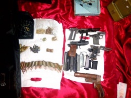 СБУ в Николаеве изъяло оружие с глушителем и бреприпасы