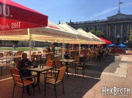 На Соборной площади возле мэрии продолжают торговать пивом вопреки заявлениям команды Сенкевича