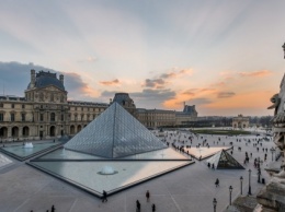 В Париже срочно эвакуировали площадь возле Лувра?