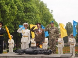 В Запорожье воин АТО, ветеран Второй мировой и учащийся военного лицея вместе зажгли "Огонь памяти", - ФОТОРЕПОРТАЖ