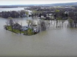 Огромный потоп скрыл под водой город в Канаде (видео)