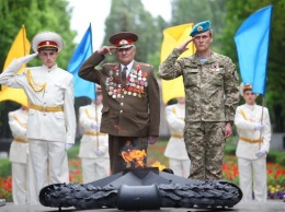 В Запорожье зажгли вечный огонь зажгли воины трех поколений (Фото)