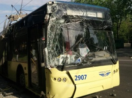 ДТП в Киеве: троллейбус с пассажирами врезался в бетонный столб
