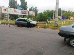 Херсонский автомобилист не разминулся с ограждением (фотофакт)