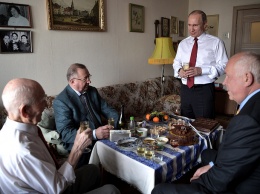 Путин поздравил с юбилеем своего экс-начальника - бывшего резидента советской разведки в Дрездене