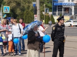 День памяти и примирения в Кривом Роге отмечали не с красными маками, а с голубыми шариками (ФОТО)