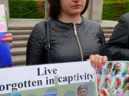 В Берлине родственники украинских заложников призвали давить на Путина и на боевиков