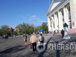 На площади перед драмтеатром собираются участники торжественного митинга