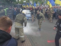 Бей фашистов! - В Киеве у Вечного огня произошла потасовка