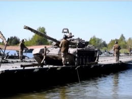 В соцсети показали видео, как украинские военные на Закарпатье отрабатывают переправу танков через воду