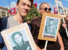 В Запорожье на акции «Бессмертный полк» пронесли портреты звезд «Игры престолов»