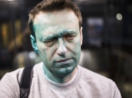 Российскому оппозиционеру Навальному прооперировали а Барселоне поврежденный зеленкой глаз