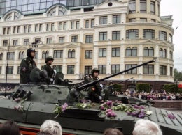 Сгоняли бюджетников и продавали "дедов" на палочке: как в Донецке прошел парад на 9 мая