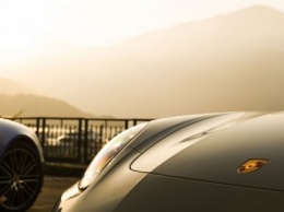 Марк Уэббер дразнит новой моделью от Porsche Exclusive
