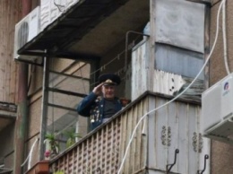 До слез: оркестр в Одессе сыграл под балконом 96-летнего ветерана (ВИДЕО)