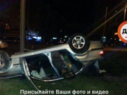 В Киеве автомобиль BMW перевернулся на крышу и загорелся
