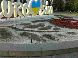На Майдане вытоптали цветочную клумбу, высаженную к Евровидению