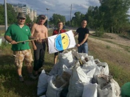 Со дна водоема в Днепре достали 300 кг мусора