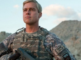 Брэд Питт в образе блондина-генерала в трейлере «Машины войны»
