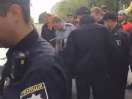 Требовал 150 гривен: в Харькове водители поймали патрульного на взятке