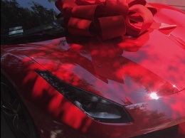 Загадочный кавалер подарил Блэк Чайне на день рождения Ferrari 488
