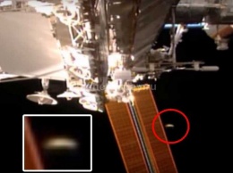 Во время трансляции выхода космонавтов в космос возле МКС на мгновение появилось НЛО