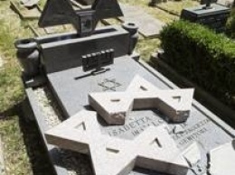 Пострадал еврейский сектор: в Риме вандалы разбили кладбище