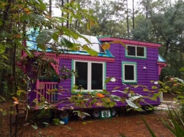 Этот домик ядовито-фиолетового цвета скрывает в себе очаровательный интерьер