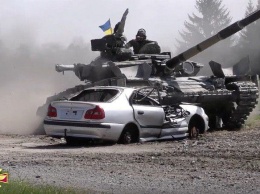 Появилось видео, как украинские танкисты демонстрируют точность вождения