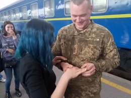 Прямо на перроне: украинский военнослужащий трогательно позвал свою возлюбленную замуж
