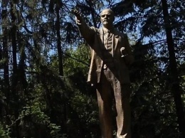 Декоммунизация: в Киеве снесли последний памятник Ленину (видео)