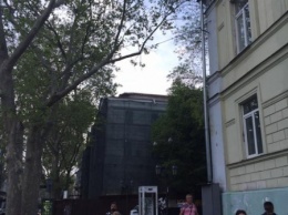 "Реставрация" от УКСа: памятник архитектуры на Дерибасовской украсили новой мансардой