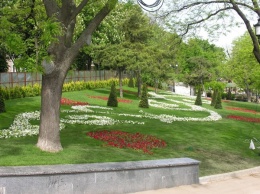 Работы в Греческом парке возобновились, а в Стамбульском уже высадили цветы