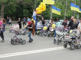 К маршу с колясками участники присоединялись прямо "с улицы" (фото)