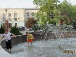 В Симферополе открылся сезон купания в фонтанах (ФОТО)