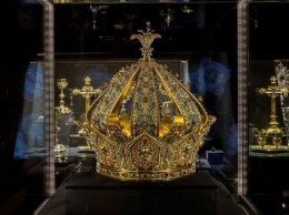 Во Франции украли из музея "тиару Девы Марии" с 1,8 тыс. драгоценных камней