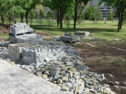 Разбросанная плитка и выкопанные бордюры: как в Запорожье на Бабурке реконструируют парк Юбилейный, - ФОТОРЕПОРТАЖ