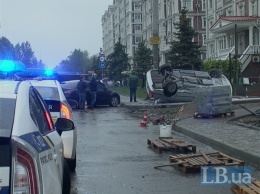 В Киеве BMW 5-series с пьяным водителем перевернулся на ходу и врезался в столб