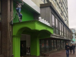 Киевлян возмутил новый фасад ресторана напротив Оперного театра