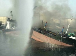 Танкер взорвался и переломился пополам в порту ОАЭ (фото)