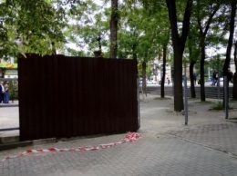 В Запорожье в сквере возле Малого рынка строят забор, - ФОТО