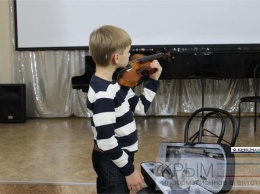 Крымская государственная филармония подарила керченской семье скрипку и флейту