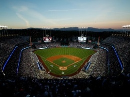 Бой Головкин-Альварес может пройти на бейсбольном стадионе в Лос-Анджелесе